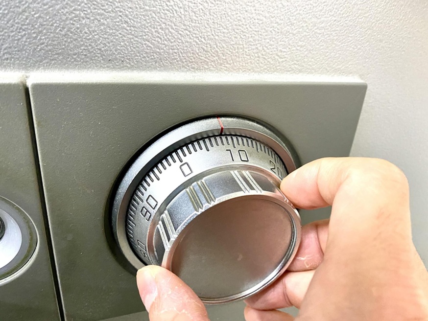 鍵番号を調整中の手元