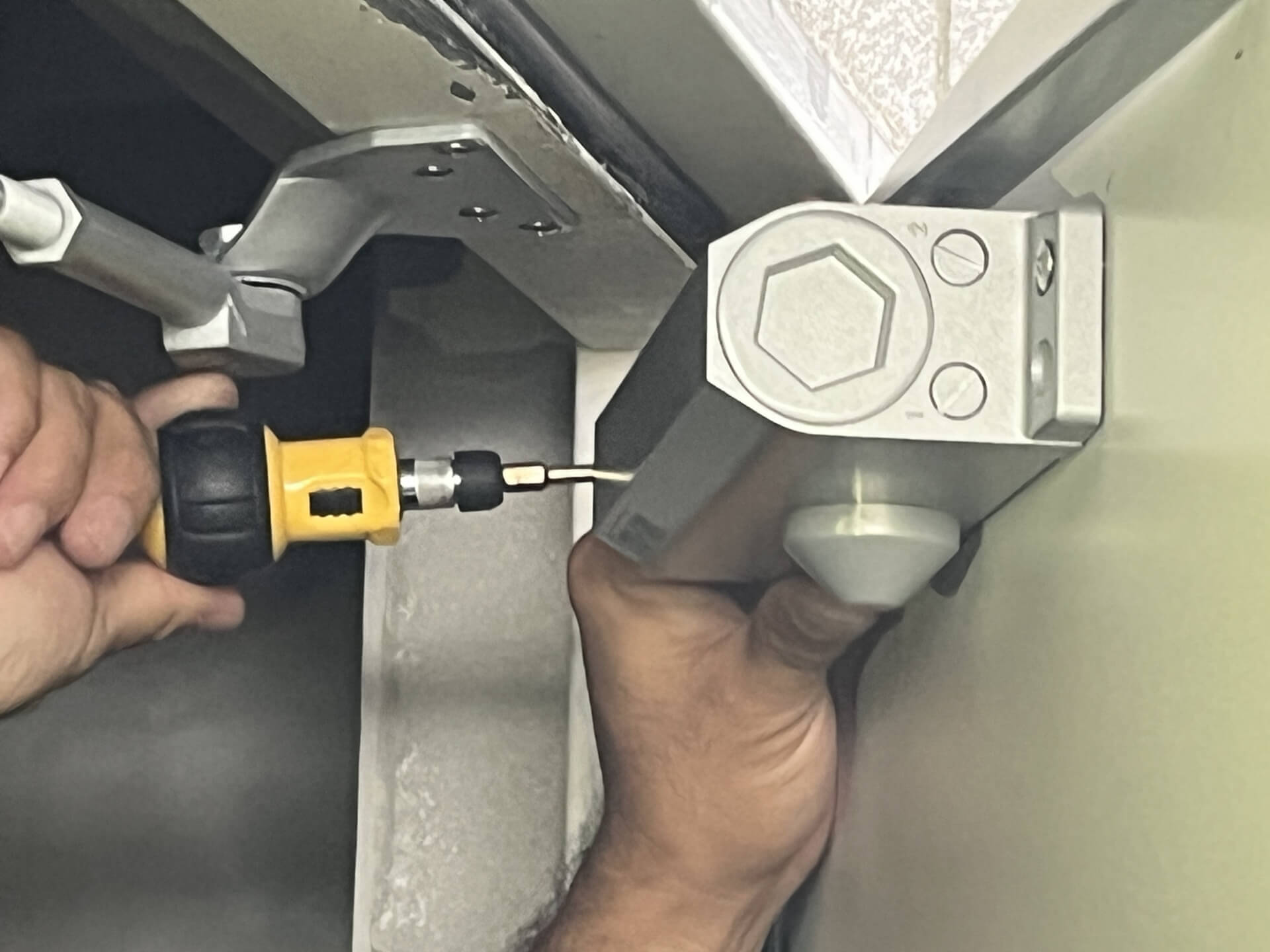 ドアストッパーを設置する作業中