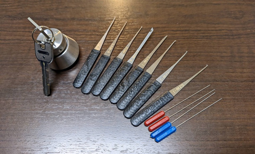 整然と並んだ多種類の工具セット