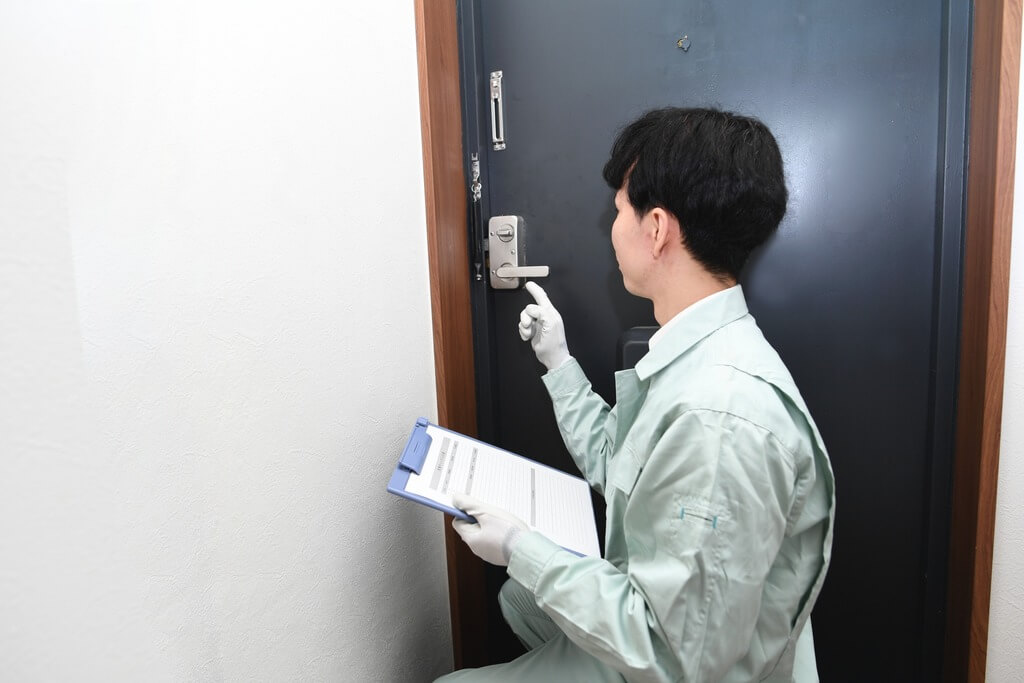 作業者がドアの施錠状態を確認中
