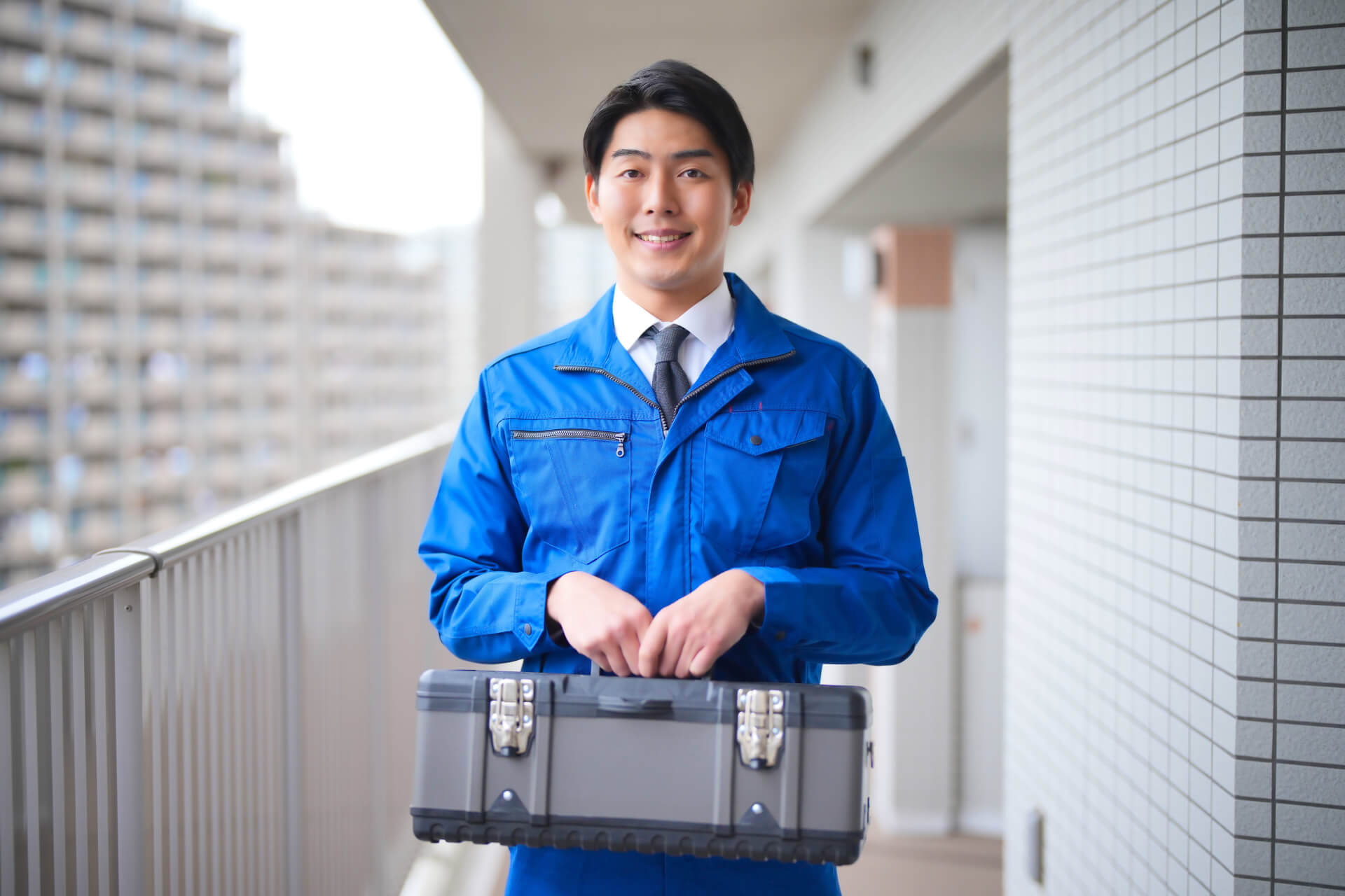 高層マンションで工具を持つ作業員